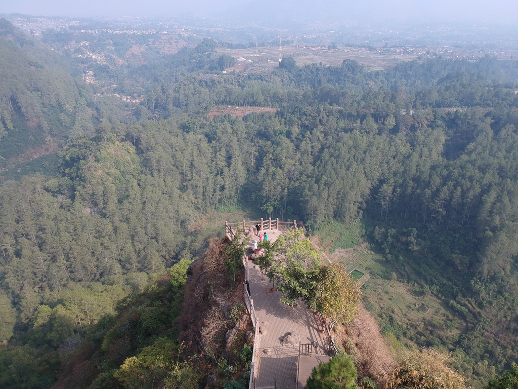 Tebing Keraton Taman Hutan Raya Terkondang Di Bandung