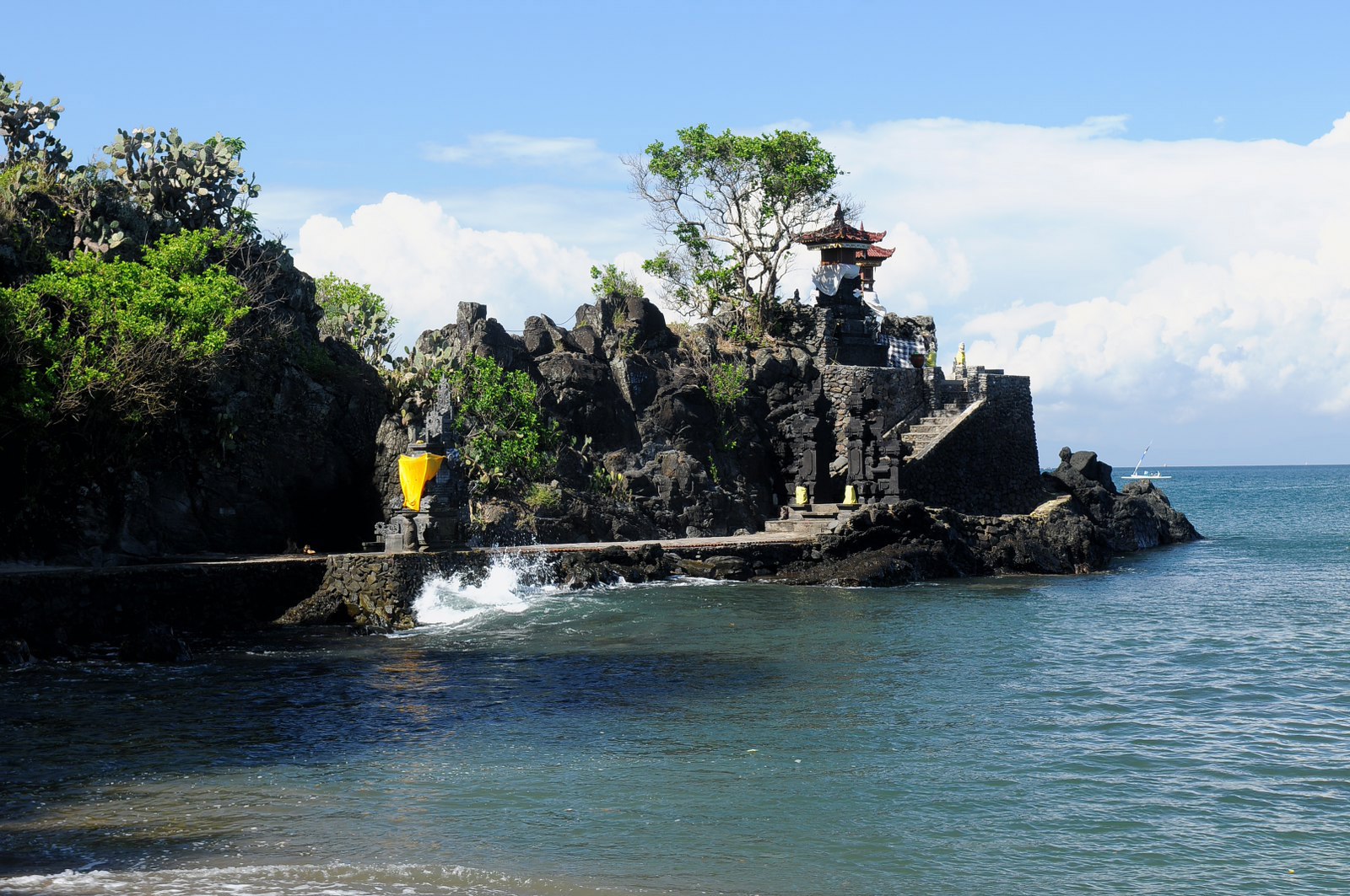 Sakralnya Tujuh Pura Di Lombok Yang Jadi Tempat Wisata