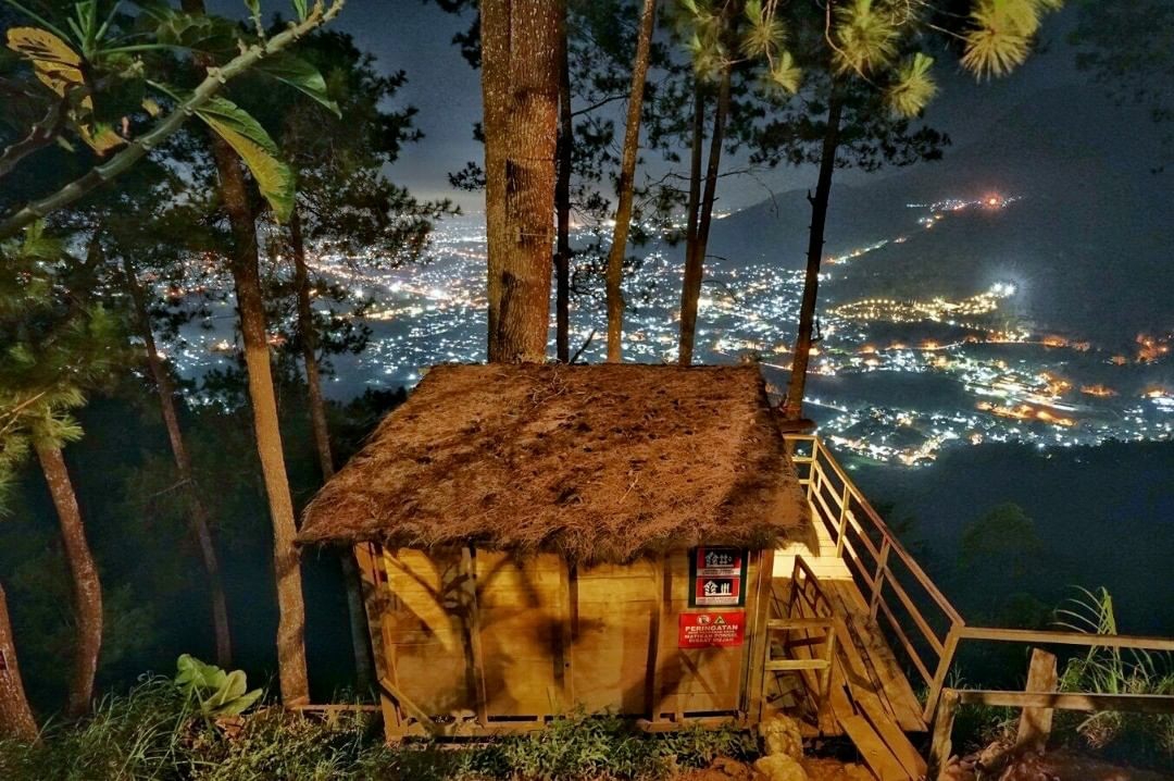 Sensasi Menginap Di Rumah Pohon Omah Kayu Batu Malang