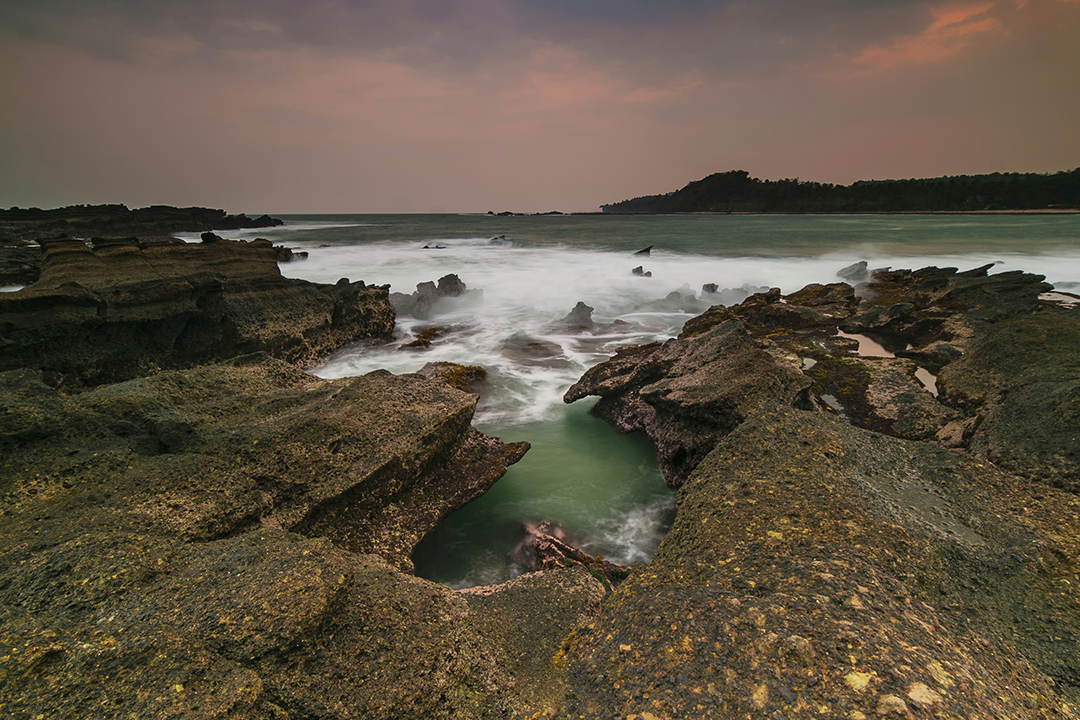 Air Terjun Di Batu Karang Pantai Karang Taraje Dramatis Dan