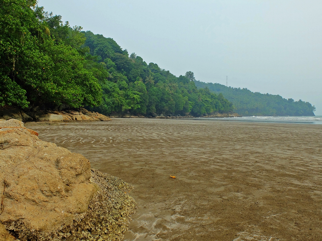 Melihat Legenda Si Anak Durhaka Di Pantai Air Manis