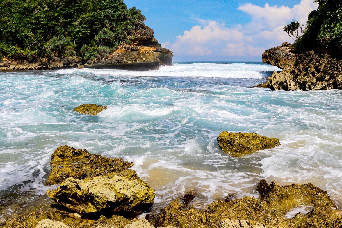 Pantai Batu Bengkung Cocok Untuk Para Penikmat Senja Di