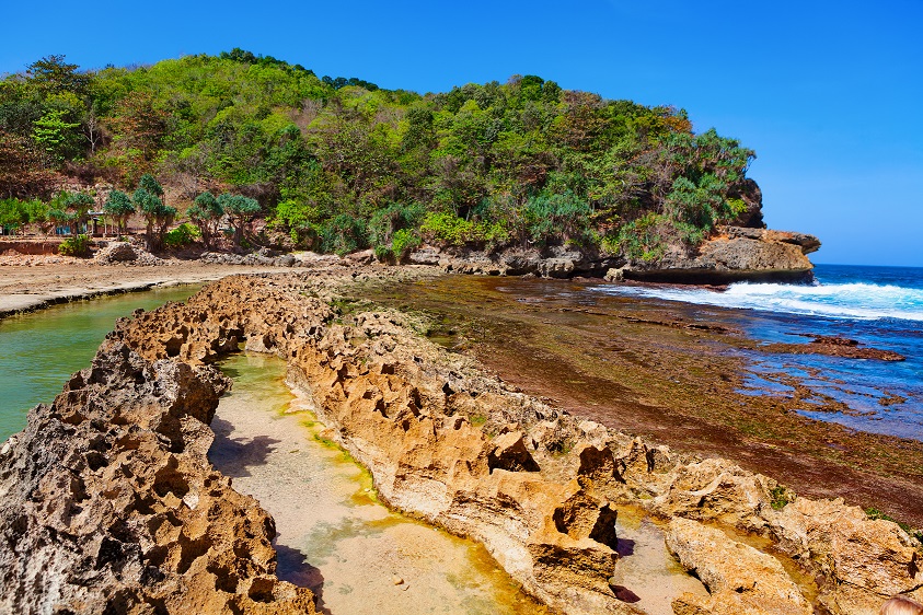 Pantai Batu Bengkung Cocok Untuk Para Penikmat Senja Di