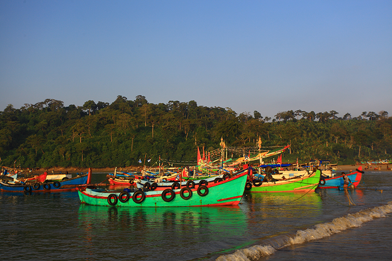 Mewahnya Keheningan Pantai Pancer Pesona Indonesia