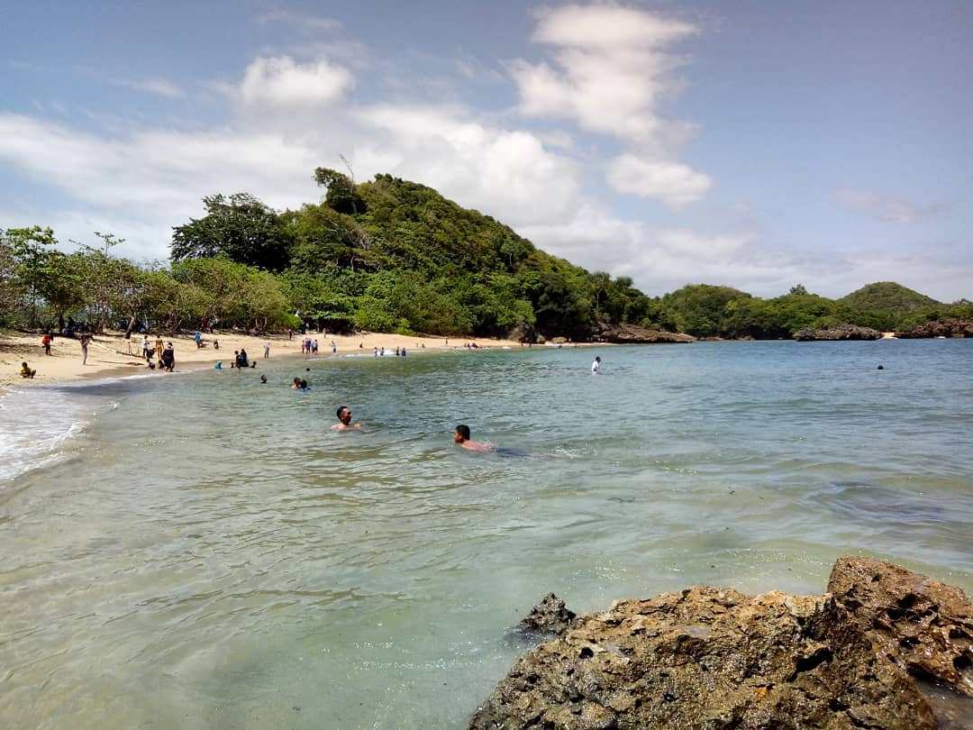 Pantai Teluk Asmara Malang Rasa Raja Ampat Pesona Indonesia