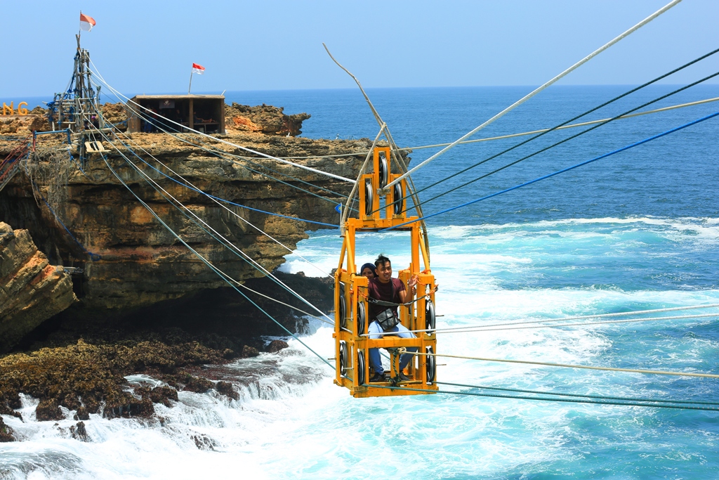 Bertualang Bagai Indiana Jones Di Pantai Timang Pesona