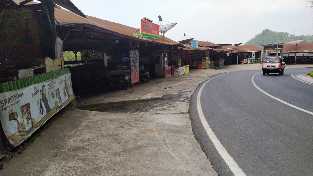 Menikmati Jagung Bakar Di Kesejukan Wisata Payung Pujon