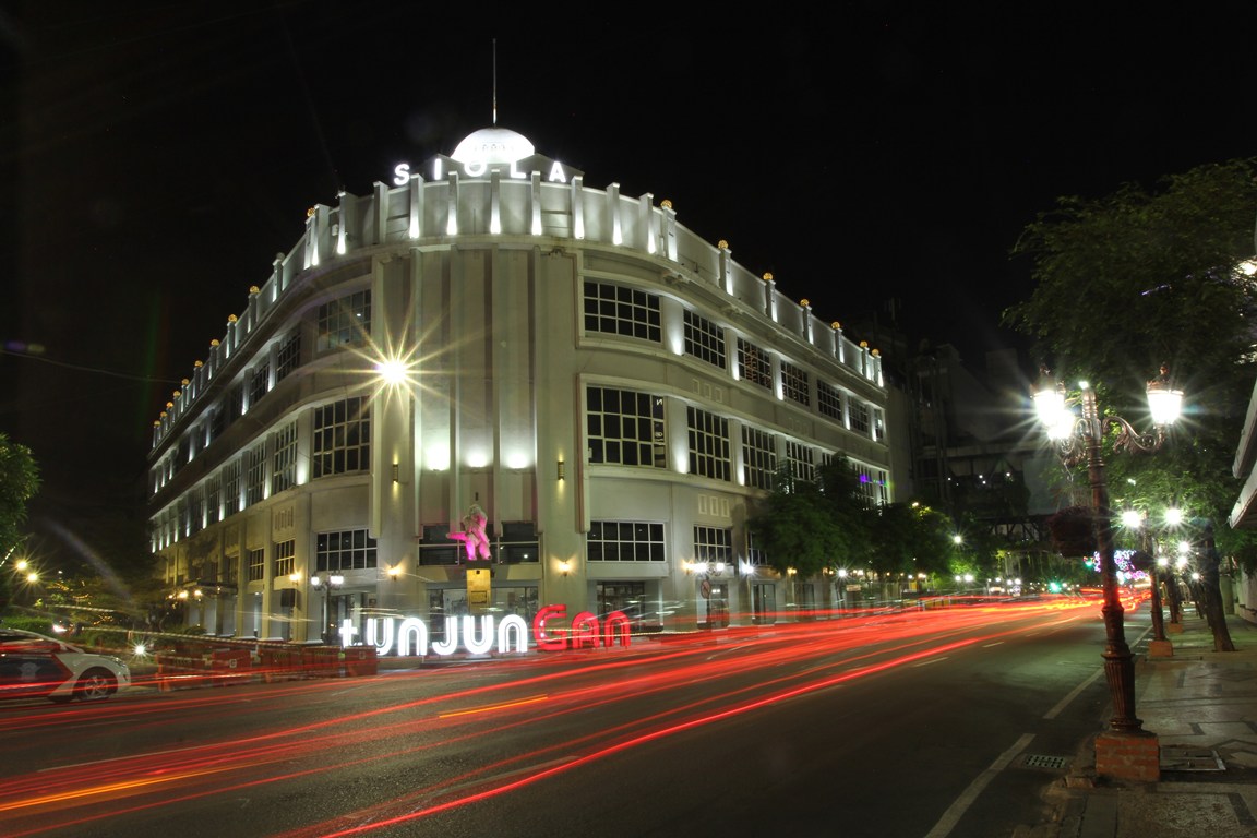 Wisata Malam Ke Tunjungan Dihiasi Lampu Warna Warni