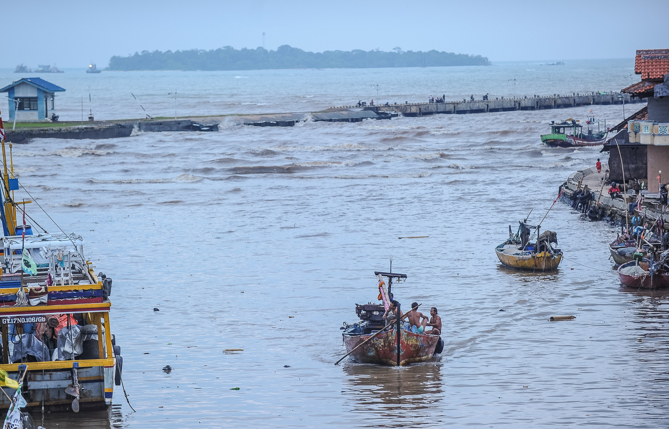 Melihat Keunikan Desa Nelayan Ngemplak Dari Jembatan Cinta