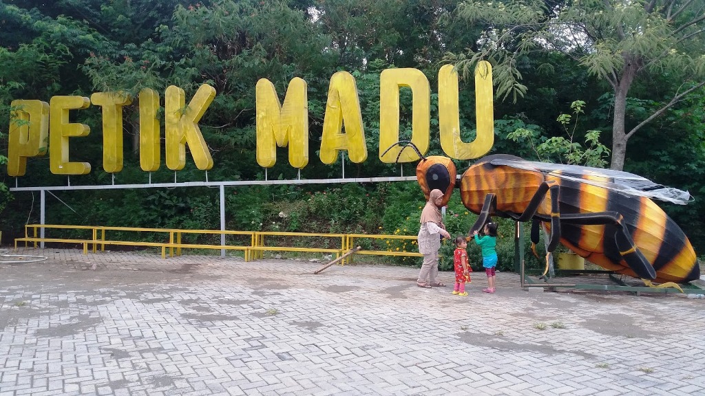 Wisata Petik Madu Rekreasi Dan Belajar Ternak Lebah