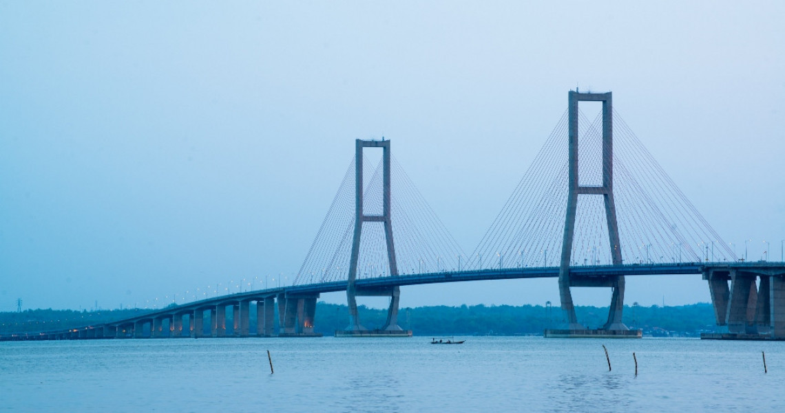 jembatan suramadu merupakan jembatan terpanjang se-Indonesia