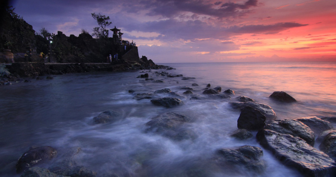 10 Gaya Foto Di Pantai Yang Paling Keren Dan Kekinian