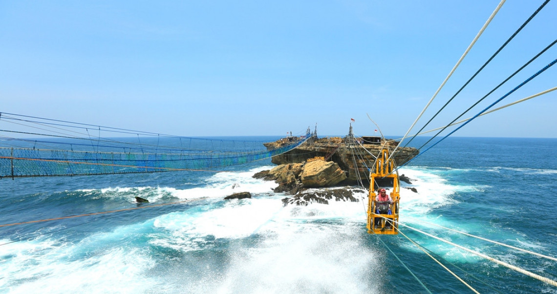 Bertualang Bagai Indiana Jones Di Pantai Timang Pesona