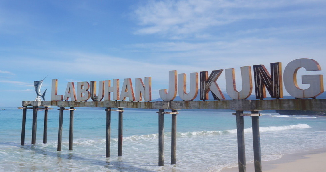 Bertualang Menyusuri Indahnya Pantai Labuhan Jukung Krui