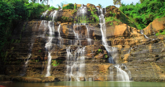 keajaiban tokoh dalam cerita nataga dan nono Curug Cigangsa Air Terjun 3 Tingkat dengan Batu Keramat 