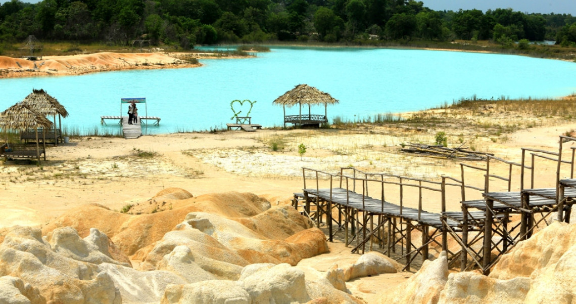 Danau Biru Oase Di Tengah Gunung Pasir Bintan Pesona