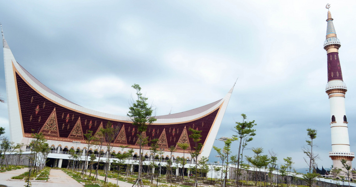 Indahnya Arsitektur Minang di Masjid Raya Sumatera Barat 