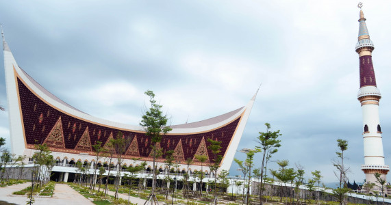 Indahnya Arsitektur Minang di Masjid Raya Sumatera Barat 