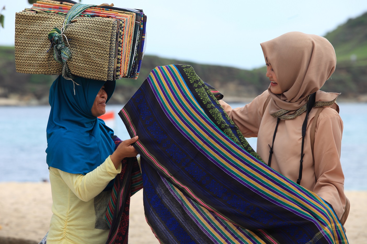  Kain  Tenun  Songket  Syarat Perempuan Lombok untuk Menikah 