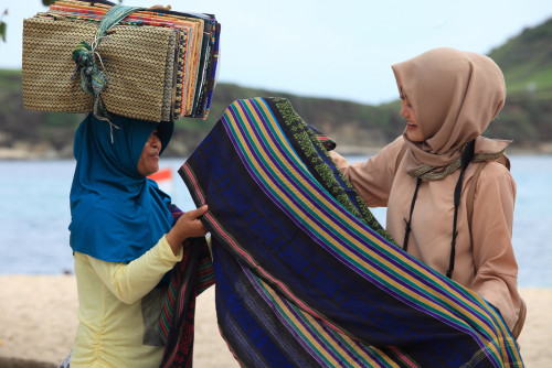  Kain  Tenun Songket  Syarat Perempuan Lombok untuk Menikah 