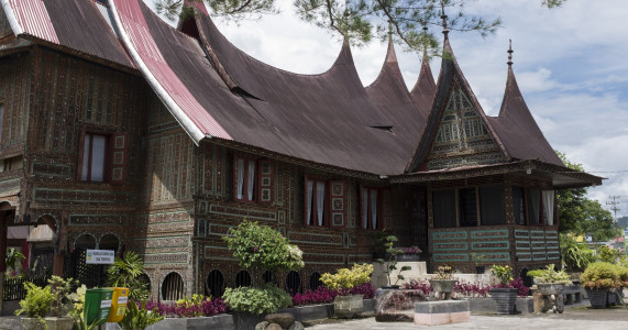 Keindahan Berusia Ratusan Tahun di Negeri Seribu Rumah 