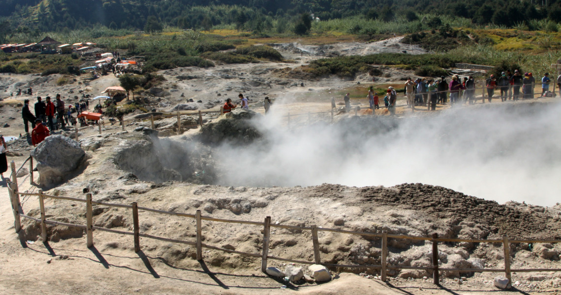 https://pesona.travel/media/legenda-kawah-sikidang-di-dataran-tinggi-dieng_121334_1140.jpg