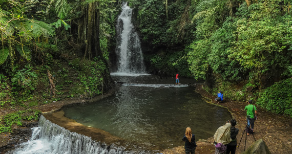 Mandi Air Pegunungan Di Curug Putri Pesona Indonesia