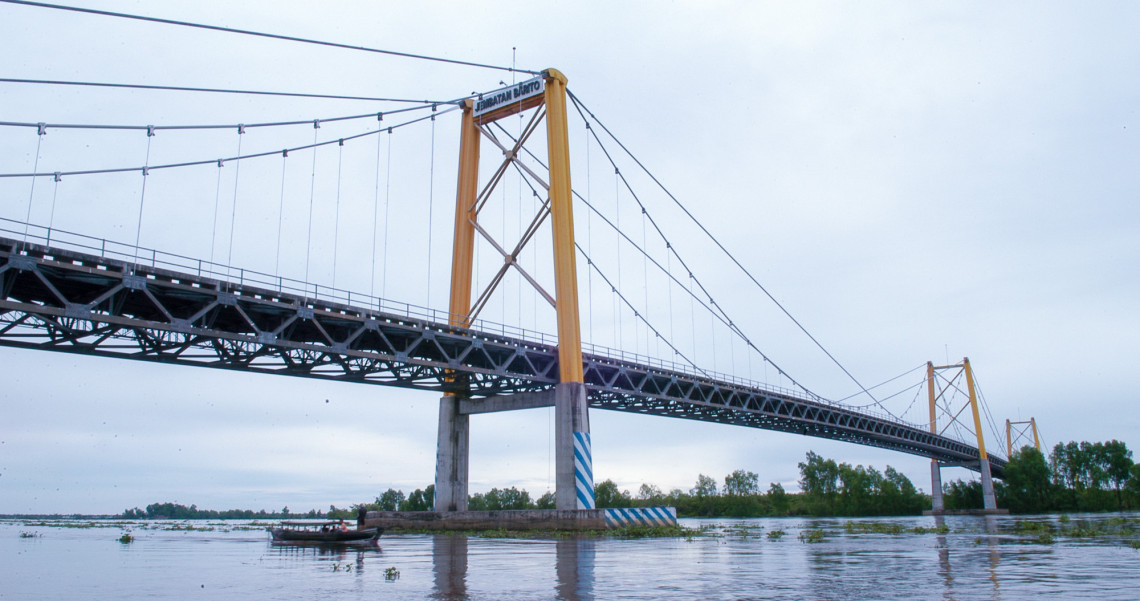 Melihat Keindahan Alam Dari Atas Jembatan Barito Pesona