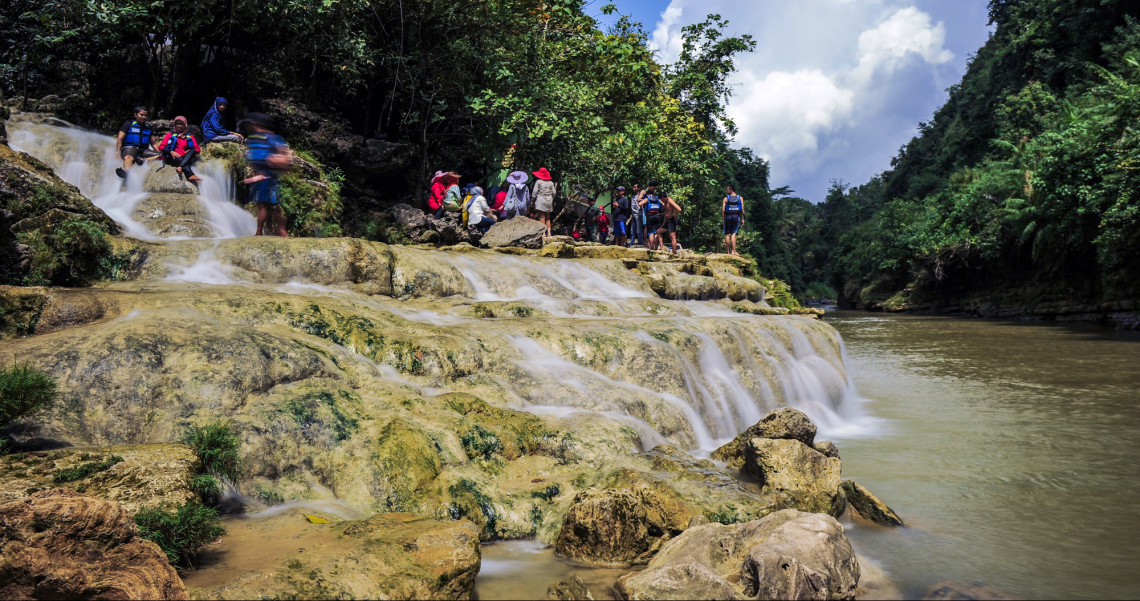 Menelusuri Sungai Oyo Menuju Air Terjun Sri Gethuk Pesona