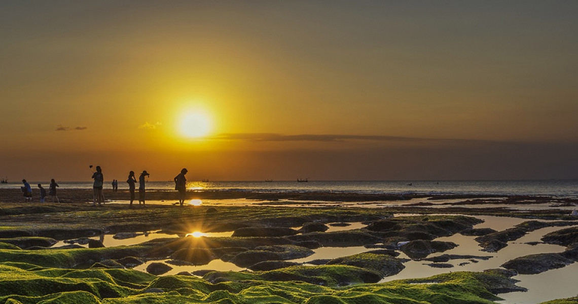 Pantai Balangan Karang Berbentuk Hati Dan Karpet Hijau