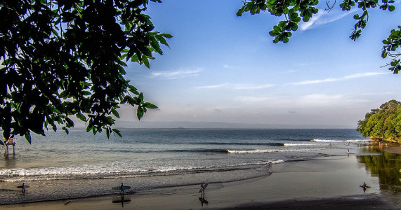 Pantai Batu Karas Populer Di Kalangan Longboarders Pesona