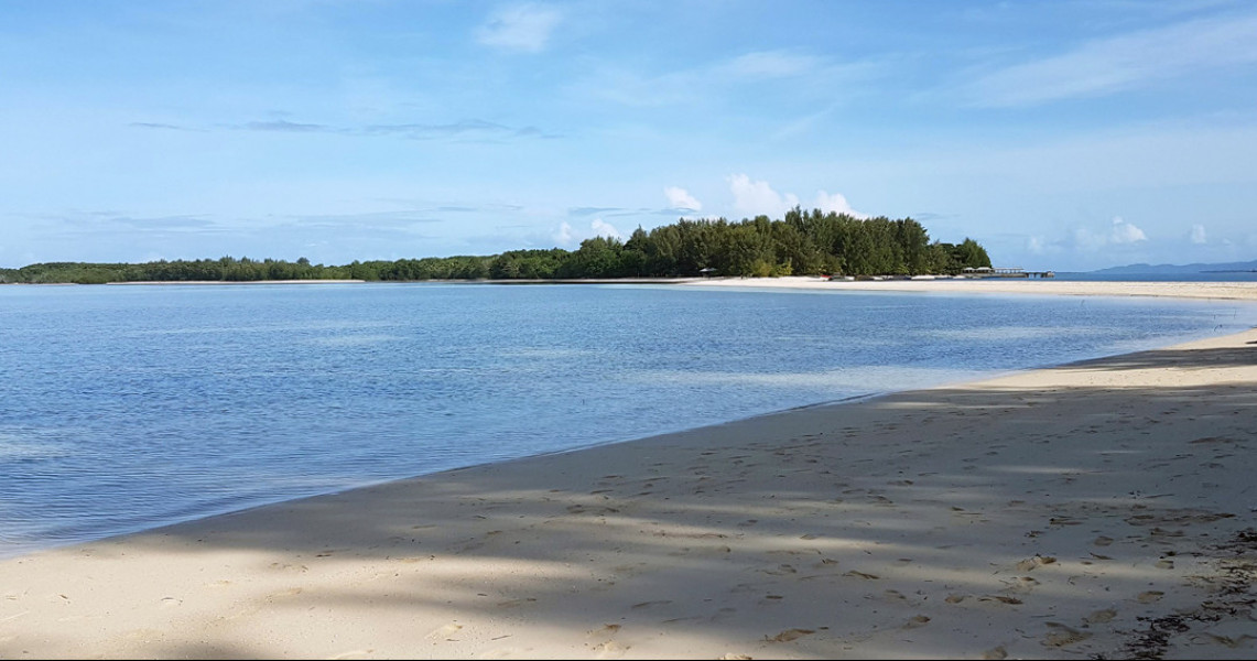 Pantai Dodola Pesona Laut Terbelah Di Maluku Utara Pesona