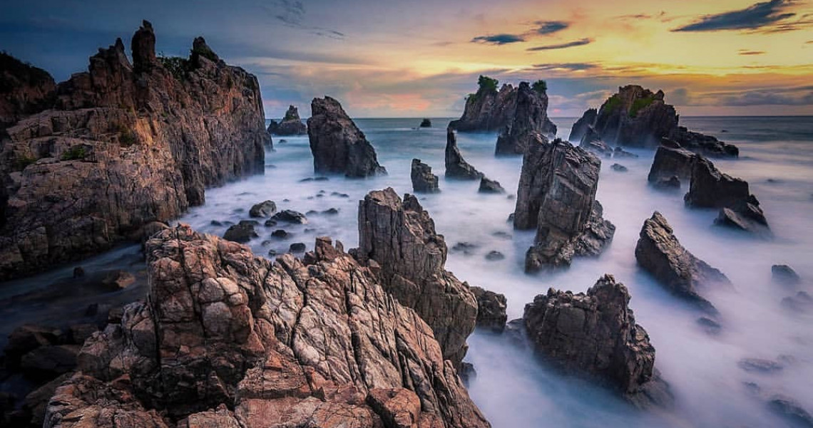 Info Lokasi Wisata Pantai Batu Layar Gigi Hiu Pegadungan