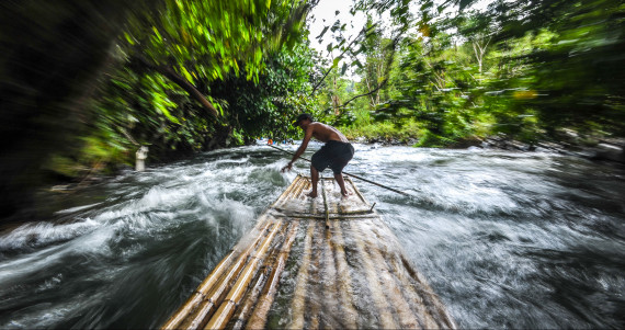 Sensasi Bamboo Rafting Loksado Arungi Derasnya Sungai