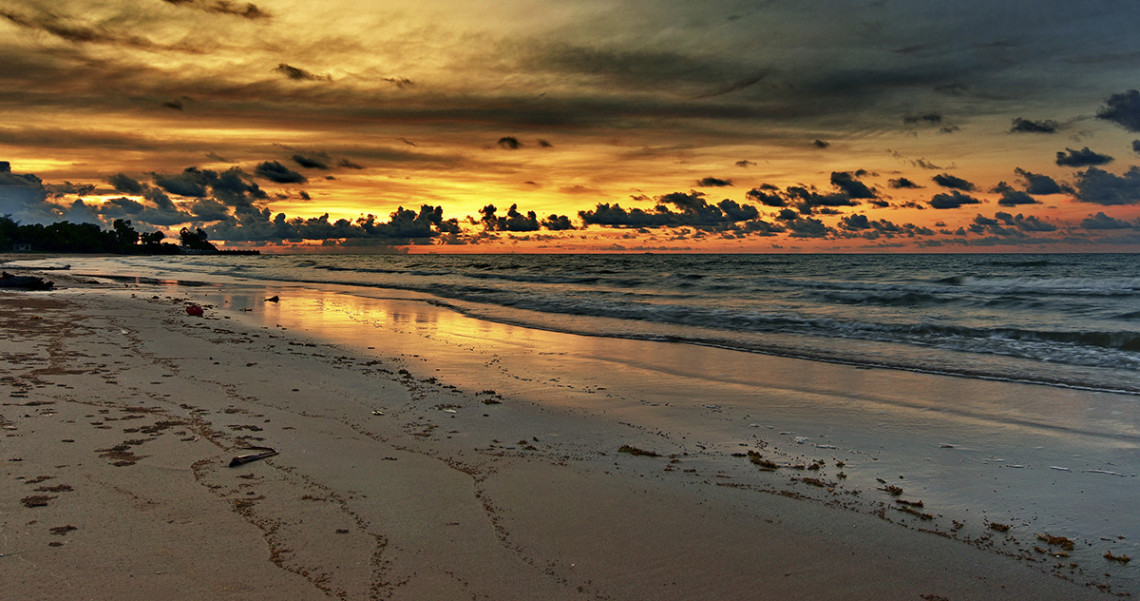 Sunset Spektakuler Di Mata Air Pantai Badur Pesona Indonesia