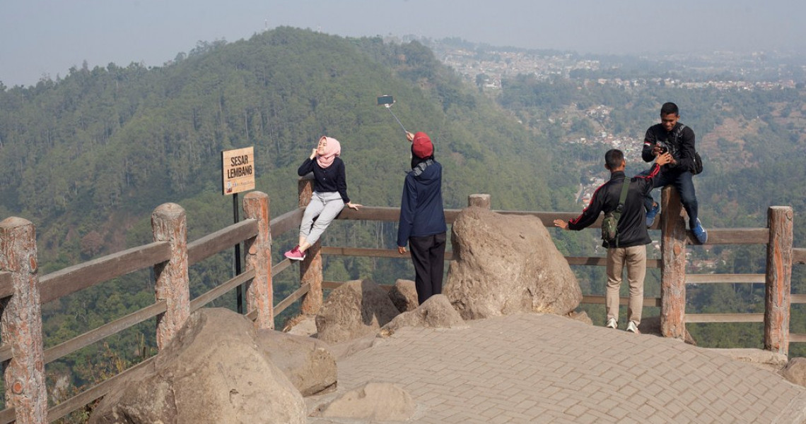 Tebing Keraton Taman Hutan Raya Terkondang Di Bandung