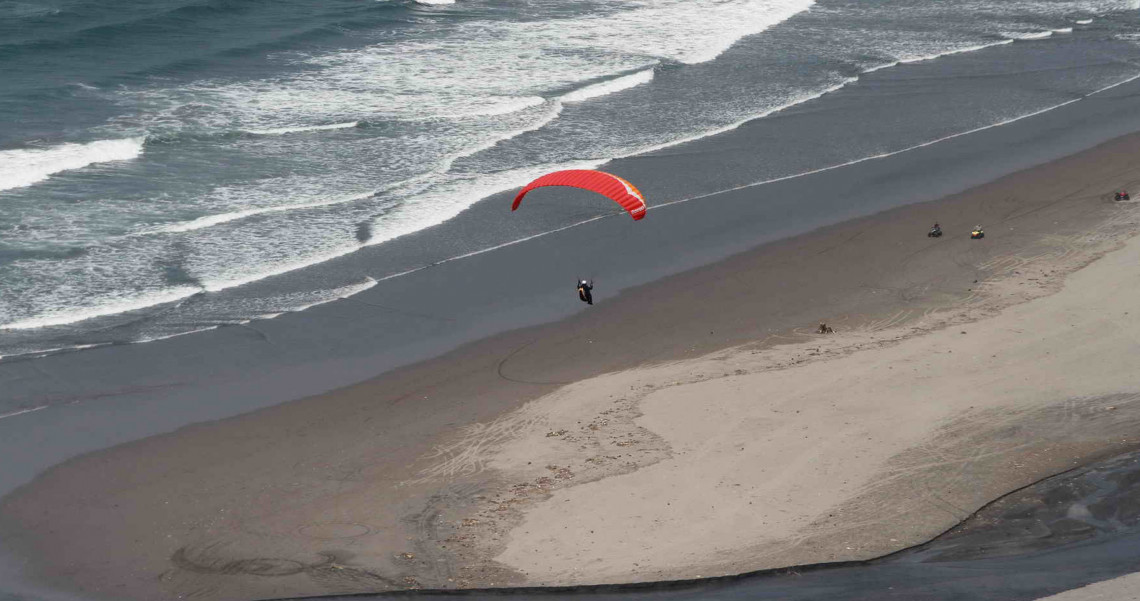 Terbang Di Atas Pantai Parangtritis Pesona Indonesia