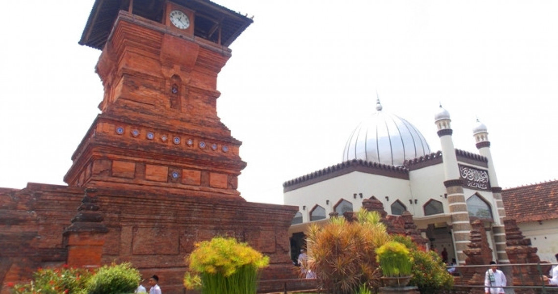 Wisata Religi Ke Masjid Menara Kudus Dan Ziarah Para Wali